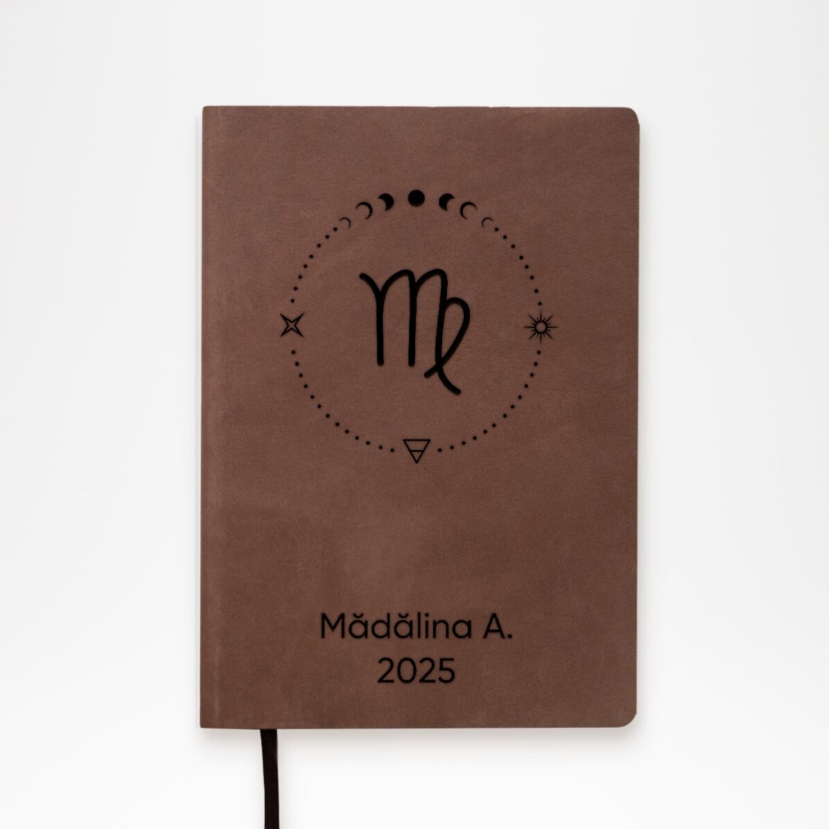 Agendă din piele personalizată cu text și zodia Fecioară