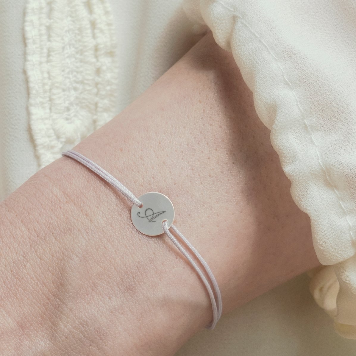 Brățară cu șnur personalizată - bănuț 10 mm - argint 925 - model inițială 2