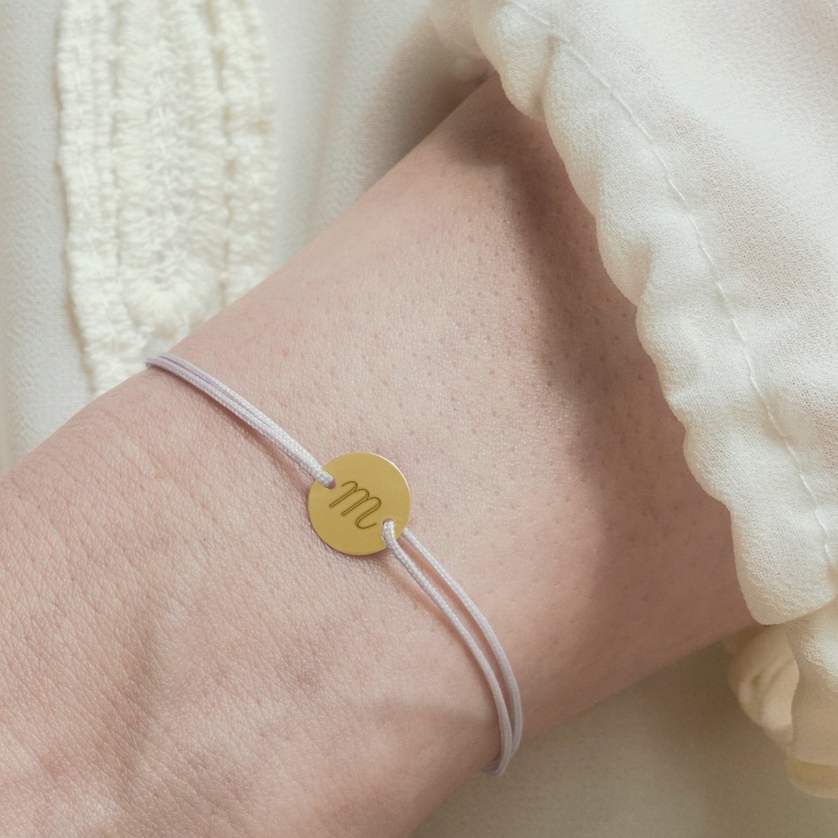 Brățară cu șnur personalizată - bănuț 10 mm - aur 14k - model inițială 