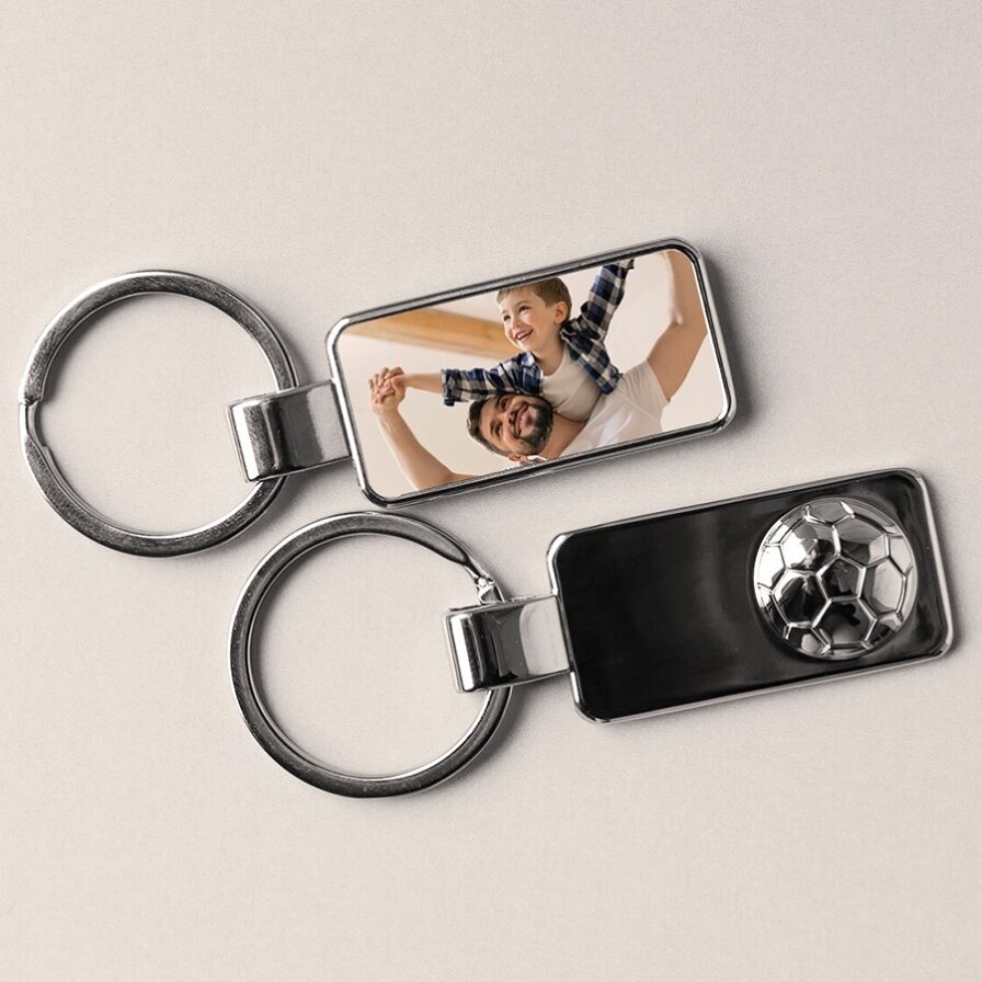 Brelocuri personalizate pentru el