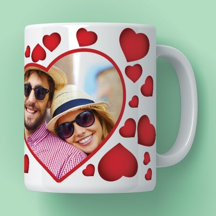 Cană personalizată cu inimioare și o poză