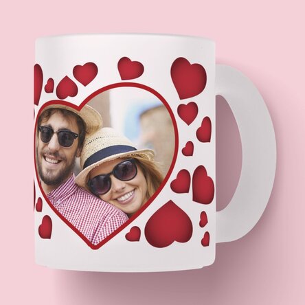 Cană sticlă mată personalizată cu inimioare și o poză 