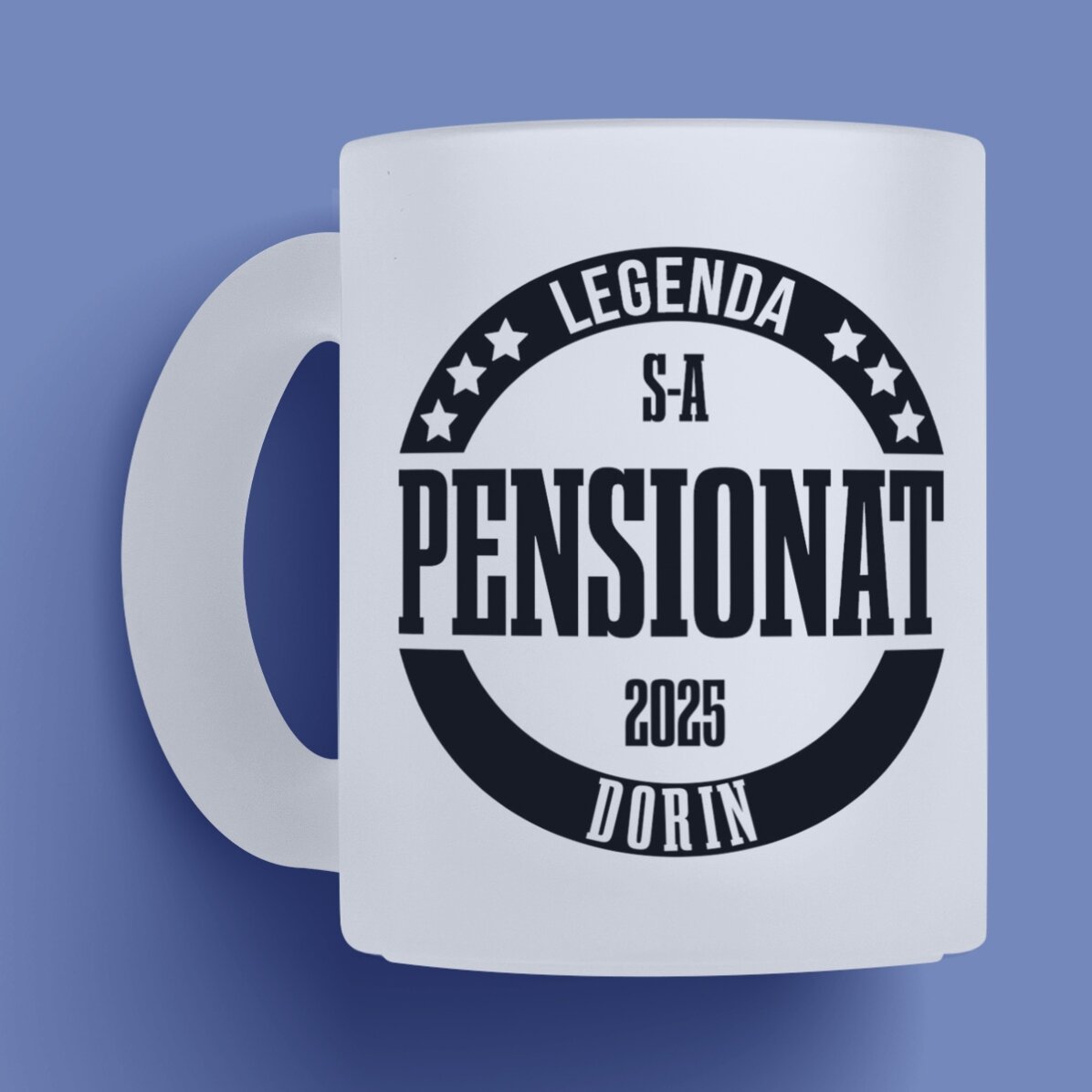 Cană sticlă mată personalizată cu mesaj - Legendă pensionată 