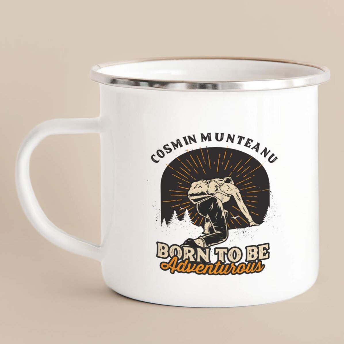 Cană metalică emailată cu mesaj pentru pescari - Born to be adventurous