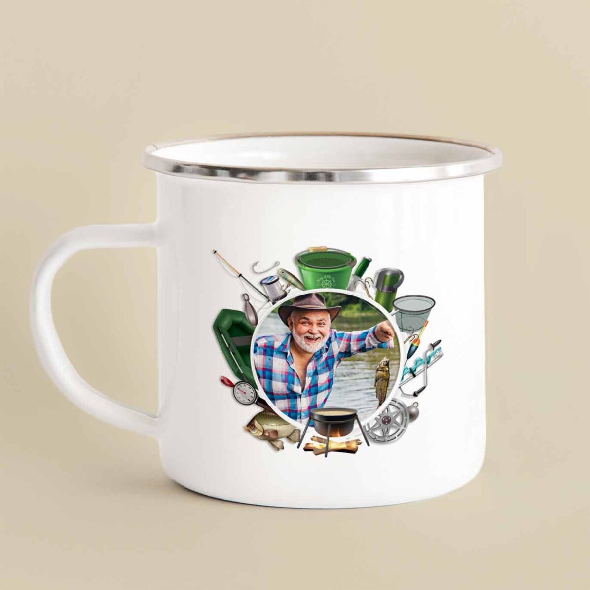 Cană metalică emailată cu o poză și mesaj pentru pescari