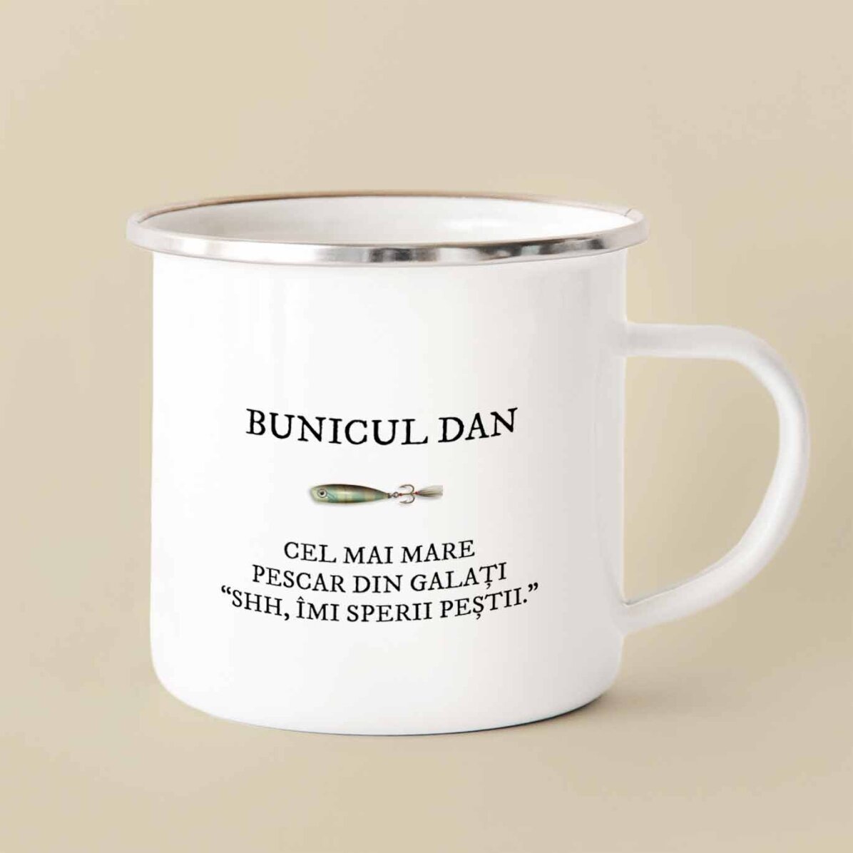 Cană metalică emailată cu o poză și mesaj pentru pescari