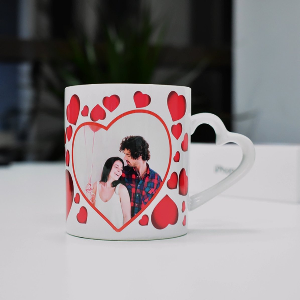 Cană personalizată cu inimioare și o poză  - model toartă în formă de inimă 