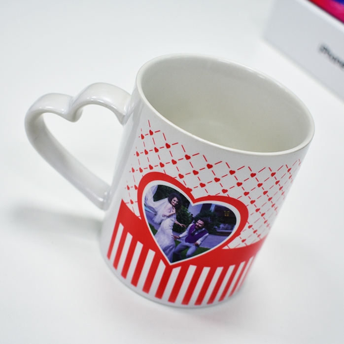 Cană personalizată #love cu o poză și text - model toartă în formă de inimă 