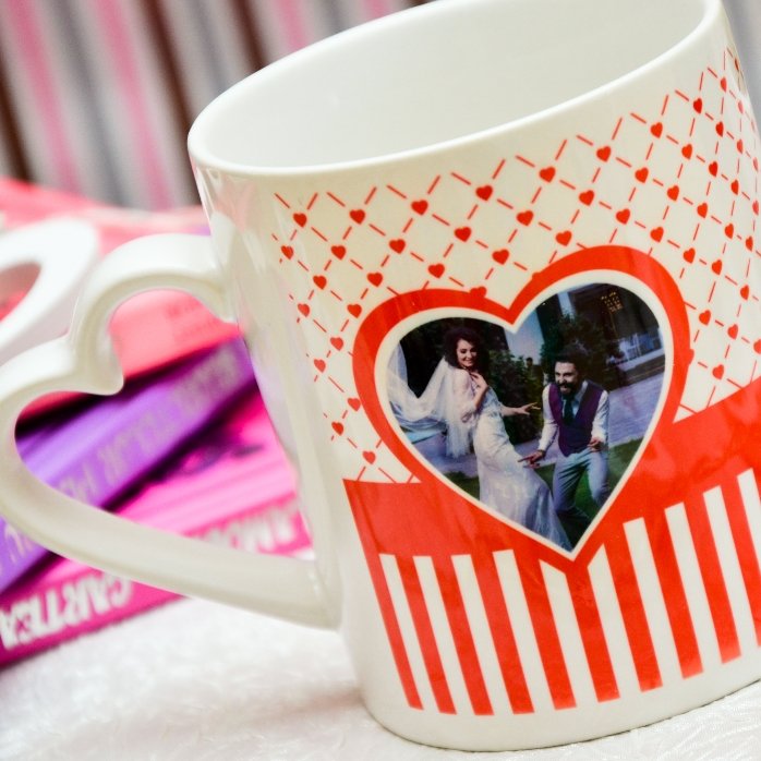 Cană personalizată #love cu o poză și text - model toartă în formă de inimă 