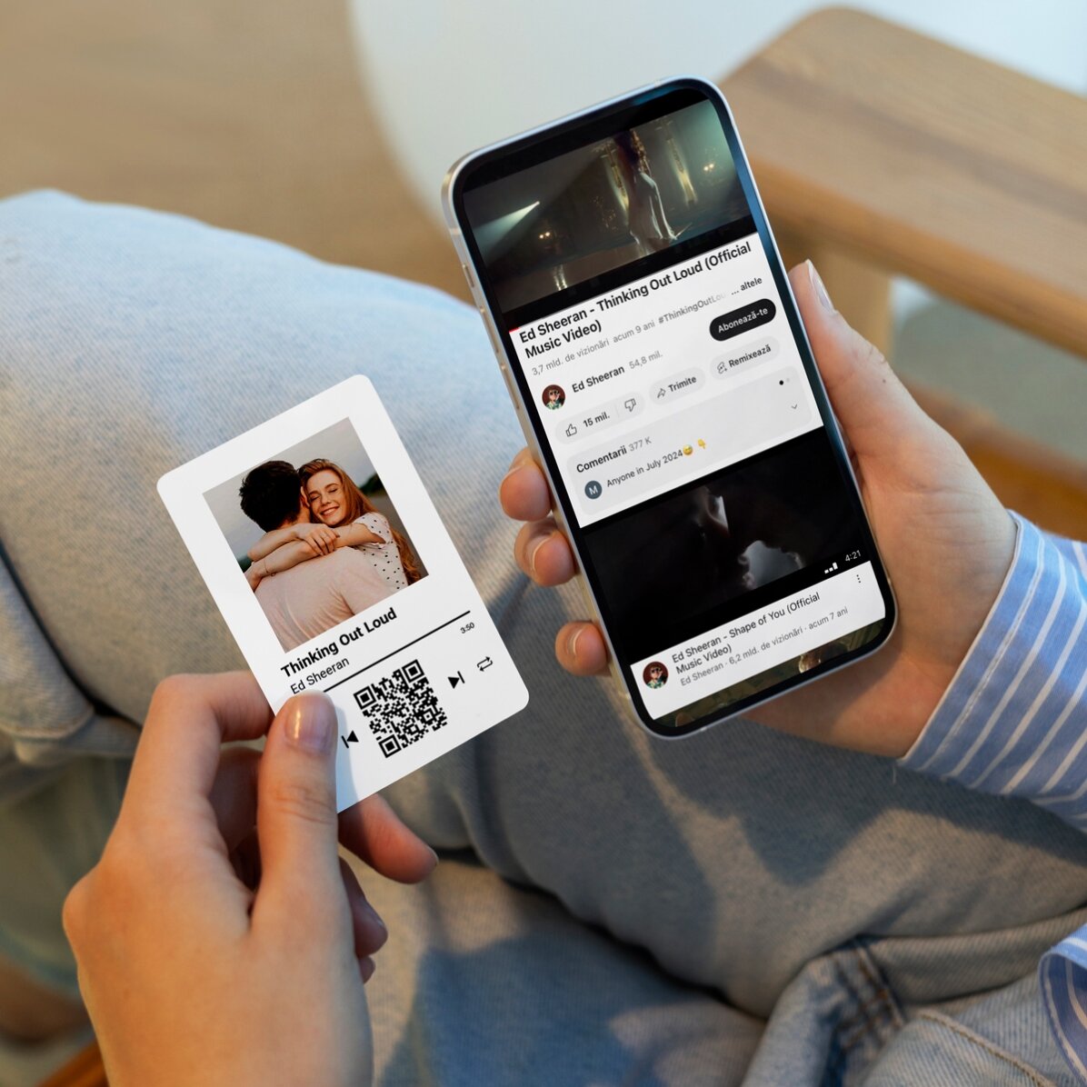 Card aluminiu personalizat față-verso cu o poză, mesaj și cod QR - Melodia noastră