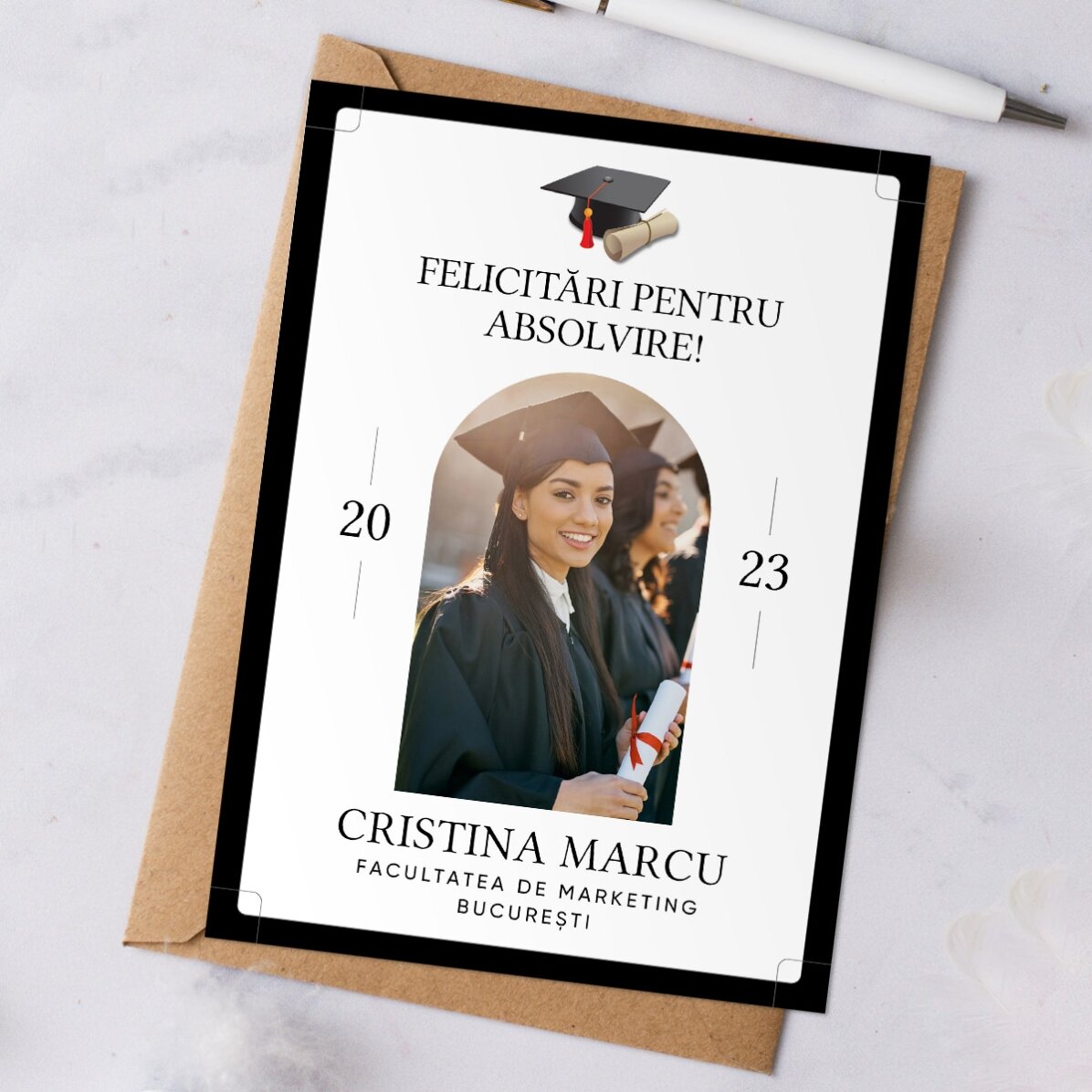 Card personalizat cu o poză și text pentru absolvire