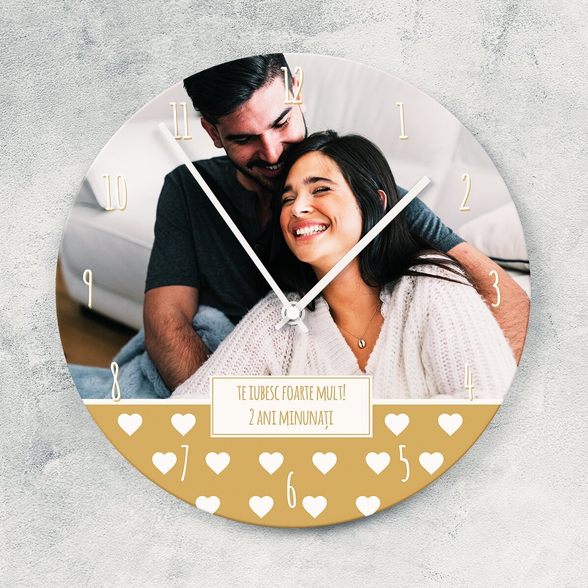 Ceas personalizat cu o poză, text și cifre