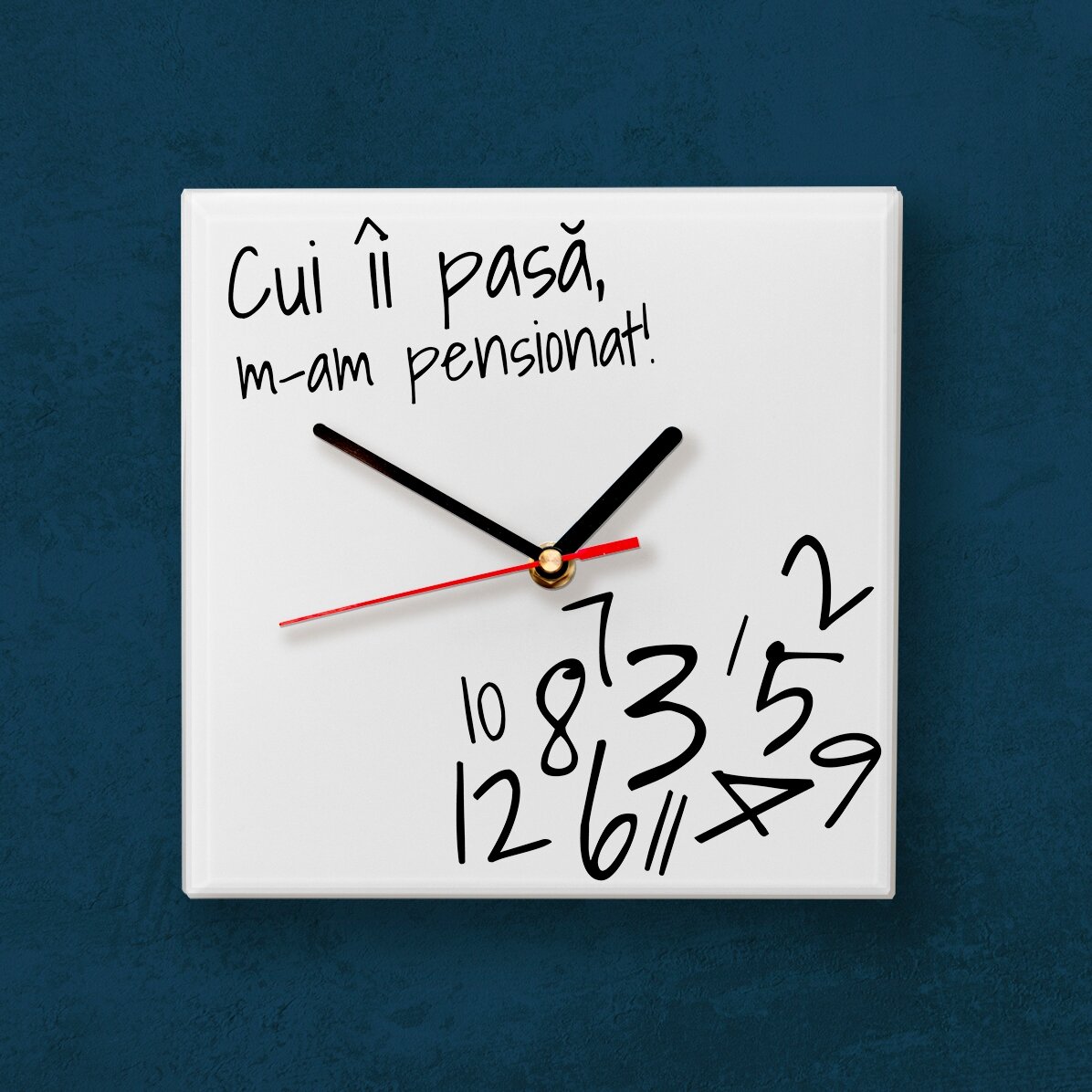 Ceas pătrat personalizat cu text - Cui îi pasă? M-am pensionat!