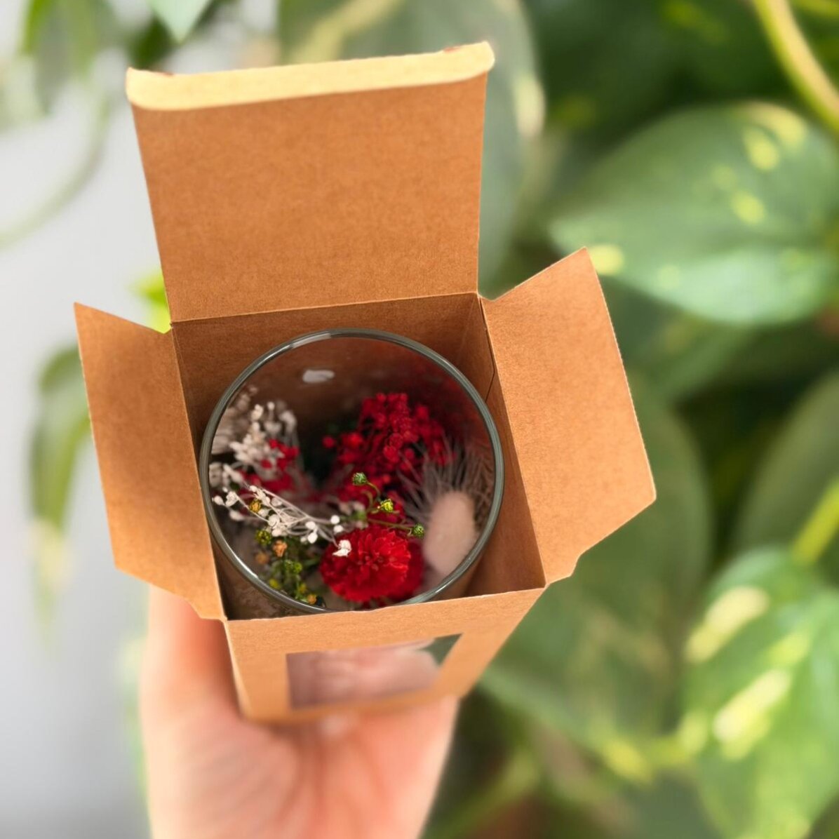 Ornament mărțișor din sticlă cu flori prezervate personalizat cu mesaj