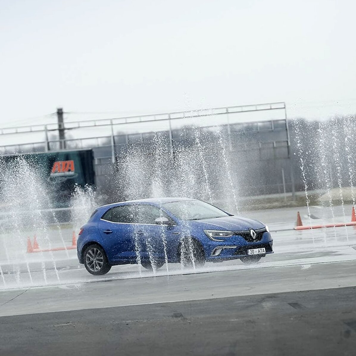 Curs conducere defensivă Nivel 1 la Academia Titi Aur