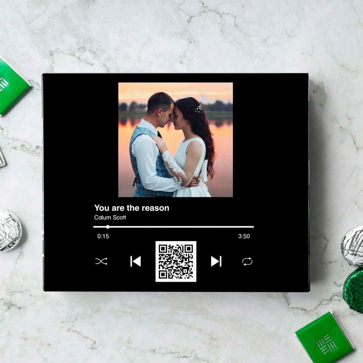 Cutie de bomboane personalizată cu o poză, text și cod QR - Melodia noastră