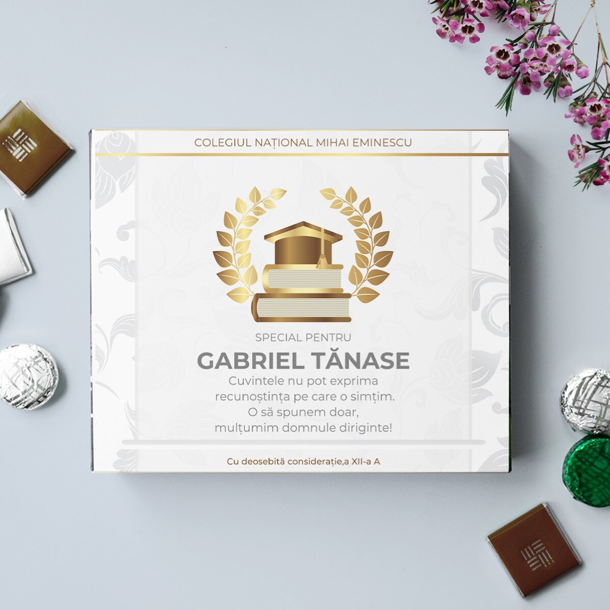 Cutie de bomboane personalizată cu text pentru Profesor- Model absolvire