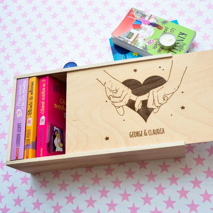 Cutie de cadou personalizată din lemn - Poveste în doi 