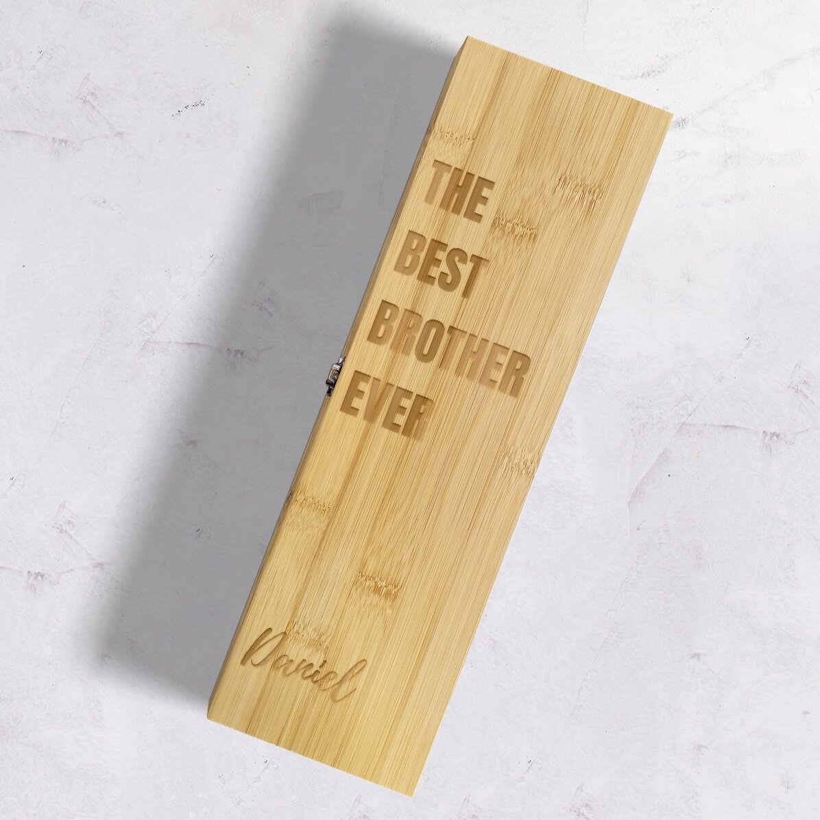 Cutie de vin din bambus cu accesorii personalizată cu mesaj - the best brother ever