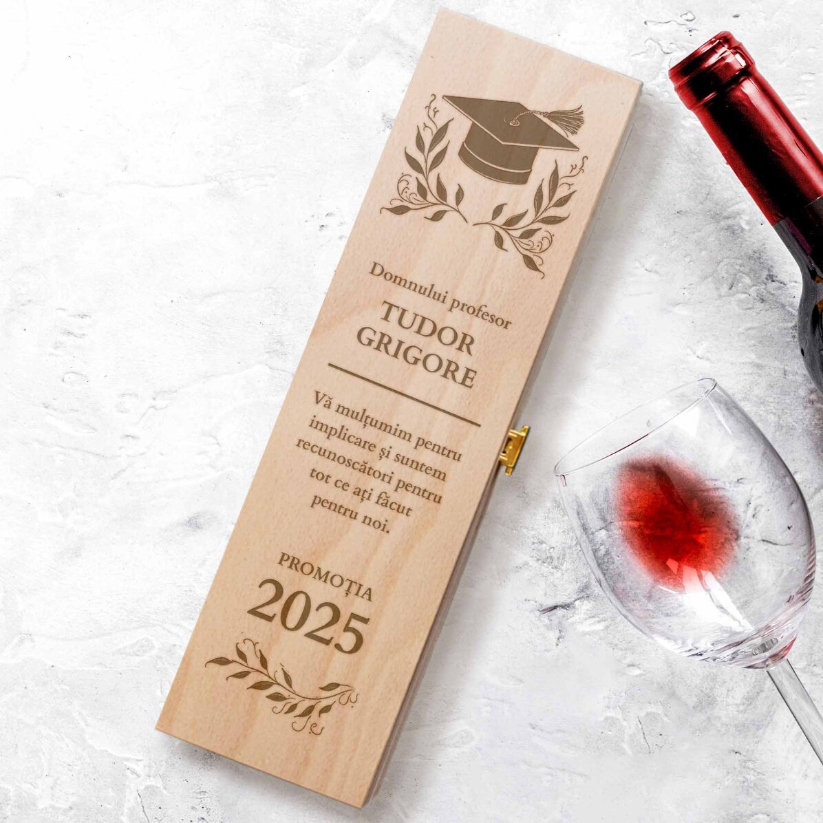 Cutie de vin personalizată cu text - Absolvire