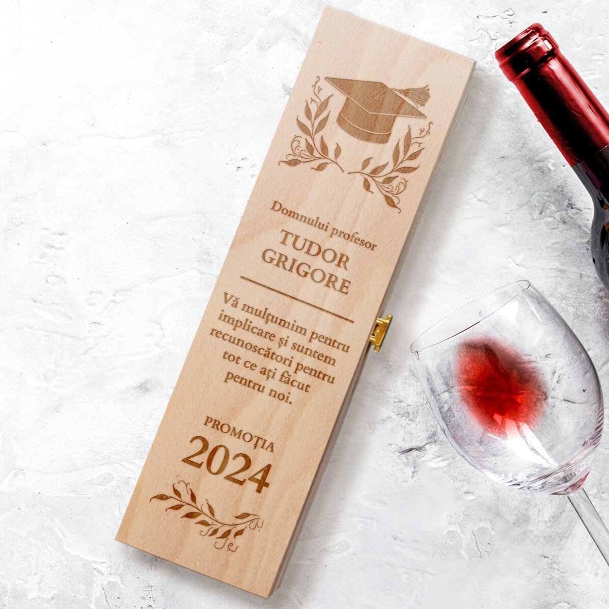 Cutie de vin personalizată cu text - Absolvire