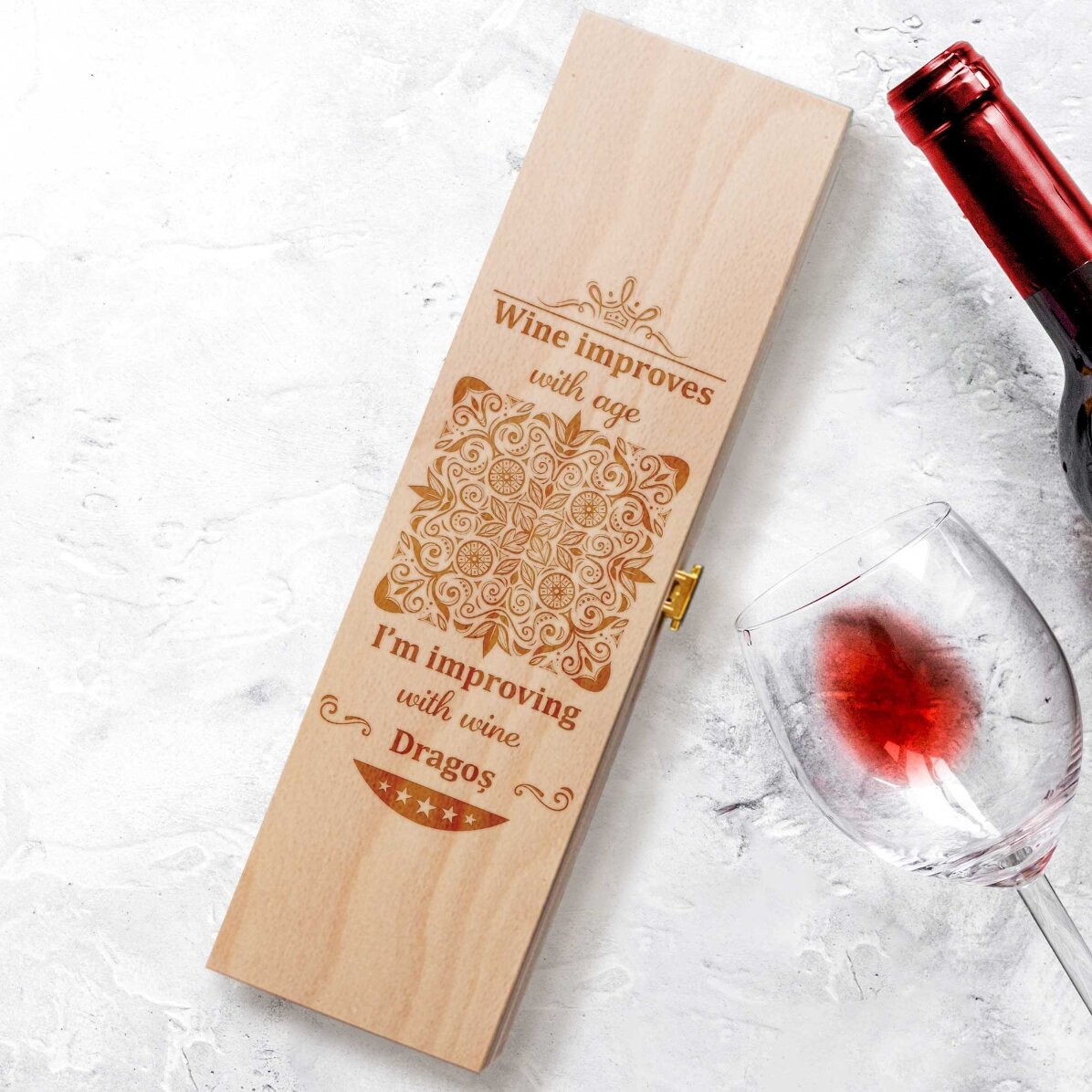 Cutie de vin personalizată cu text - Improving with wine