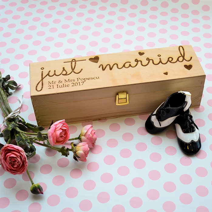 Cutie de vin personalizată - just married