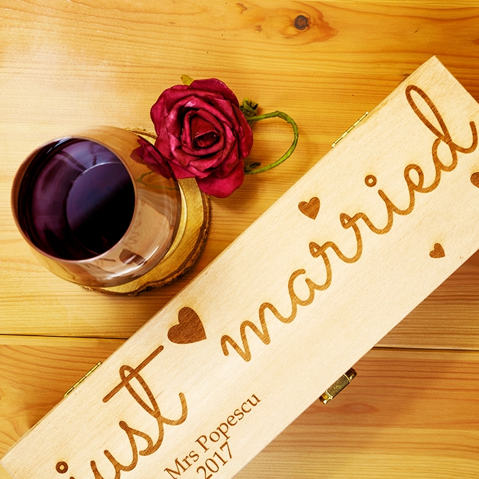 Cutie de vin personalizată - just married