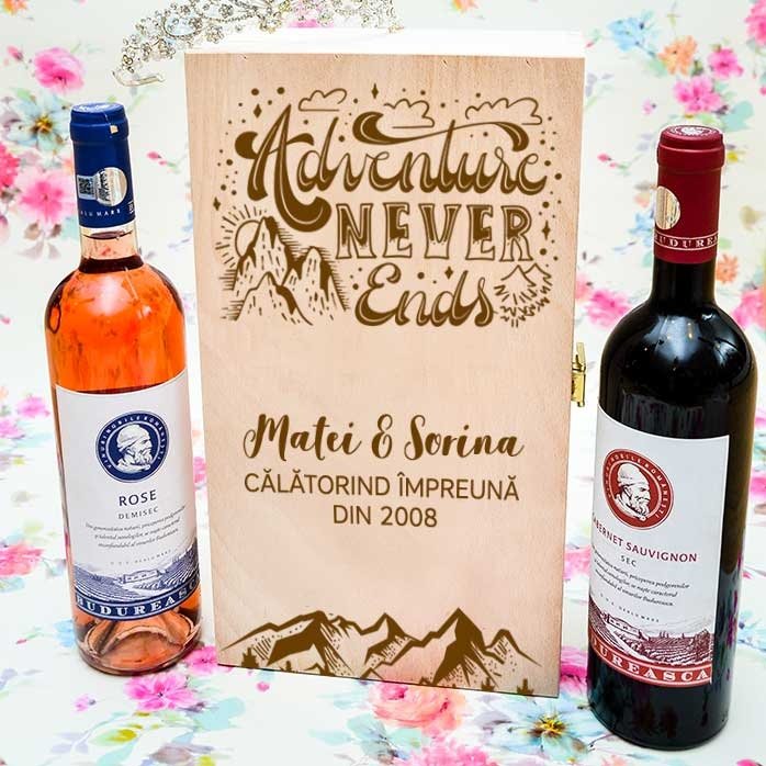 Cutie de vin personalizată pentru două sticle - Adventure never ends