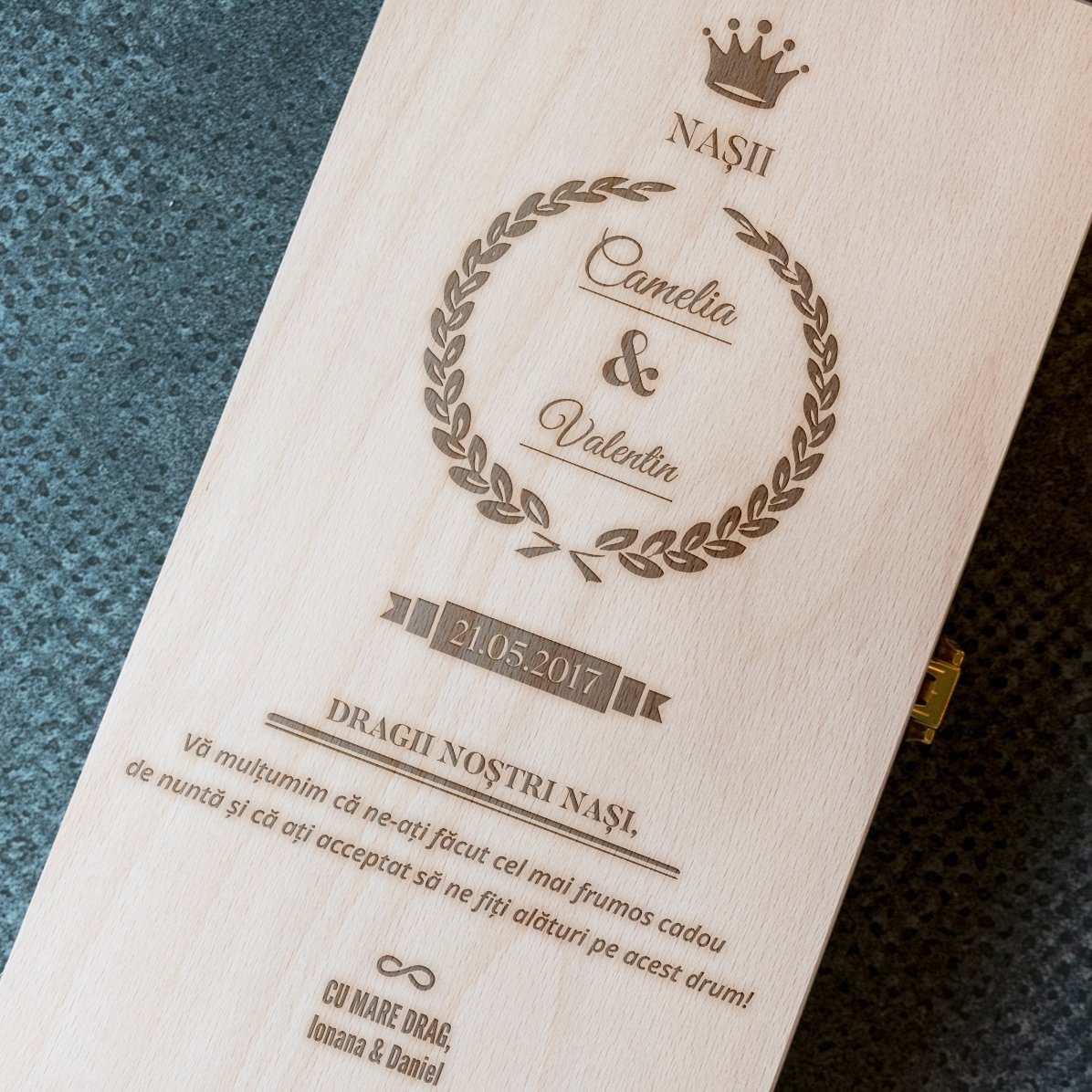 Cutie de vin personalizată pentru două sticle pentru nași
