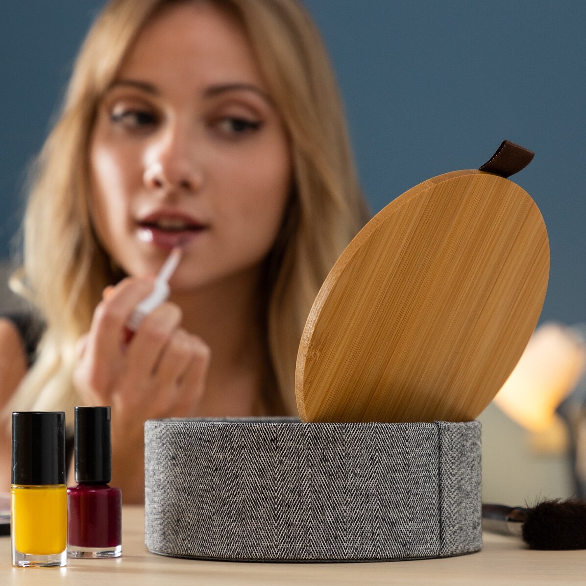 Cutie pentru bijuterii din bambus cu organizator și oglindă