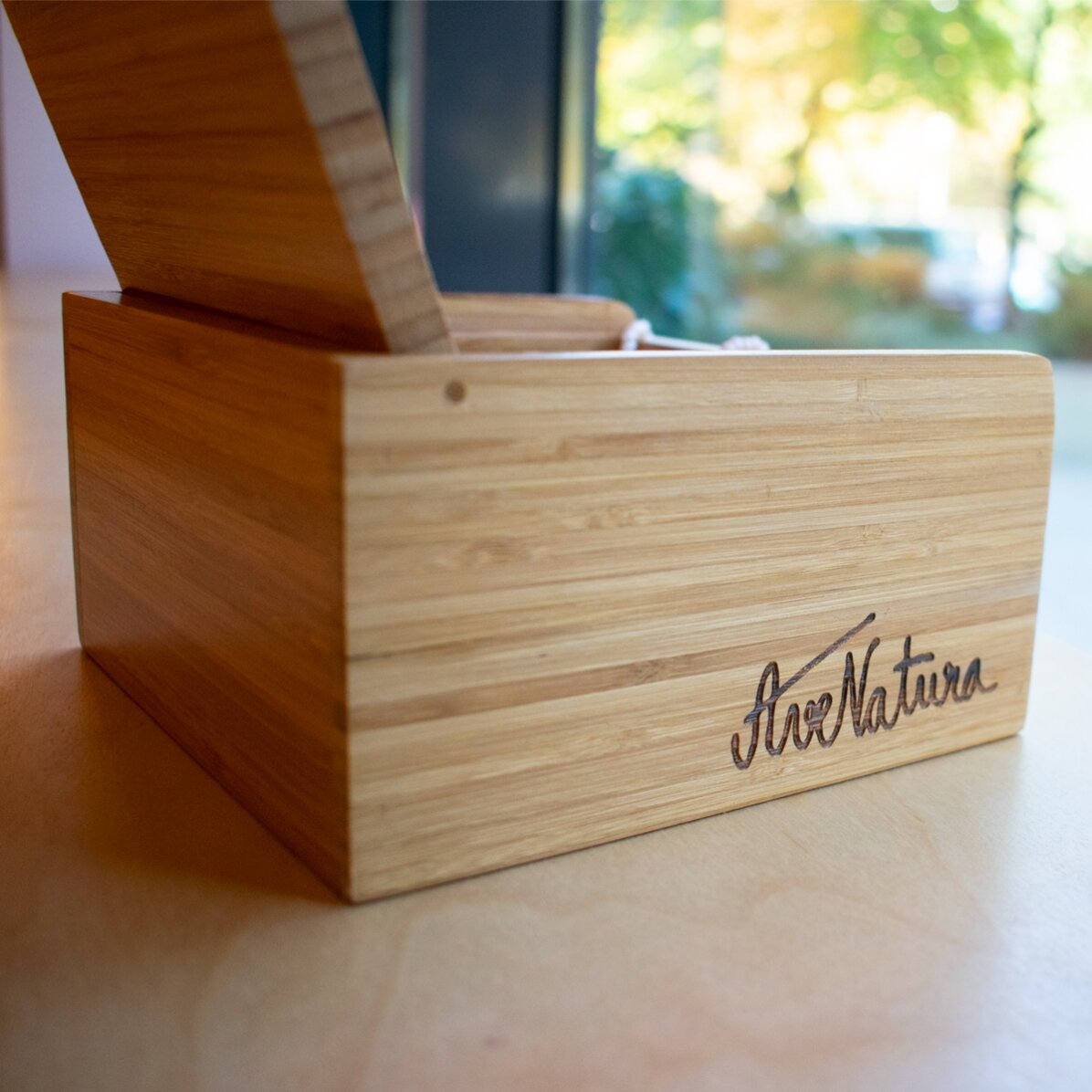 Cutie pentru bijuterii din lemn cu organizator și oglindă - avenatura