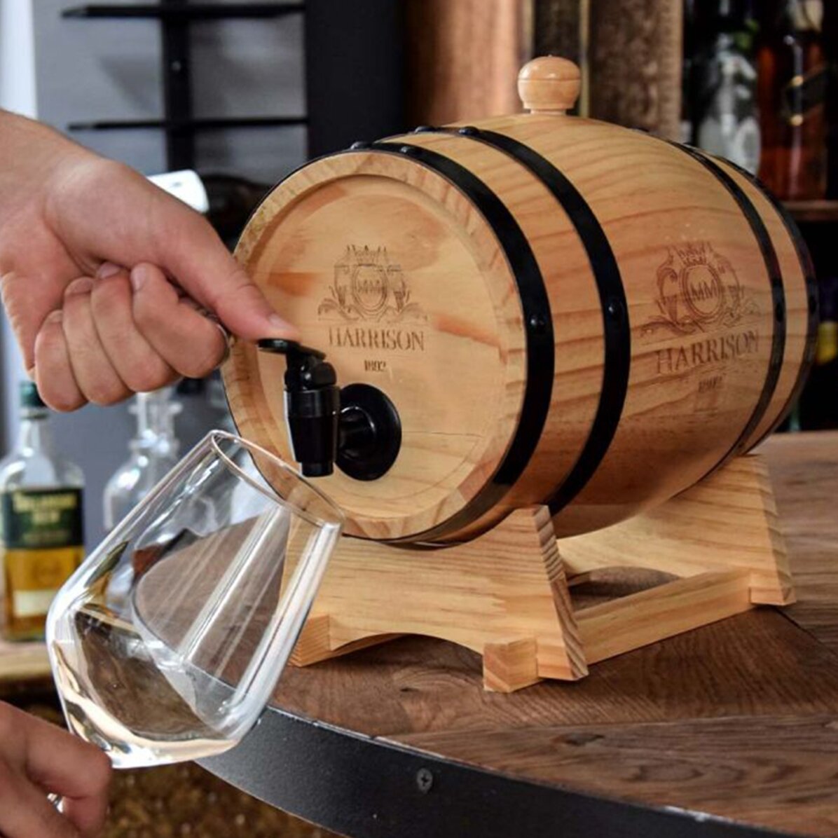 Dispenser de vin în formă de butoi