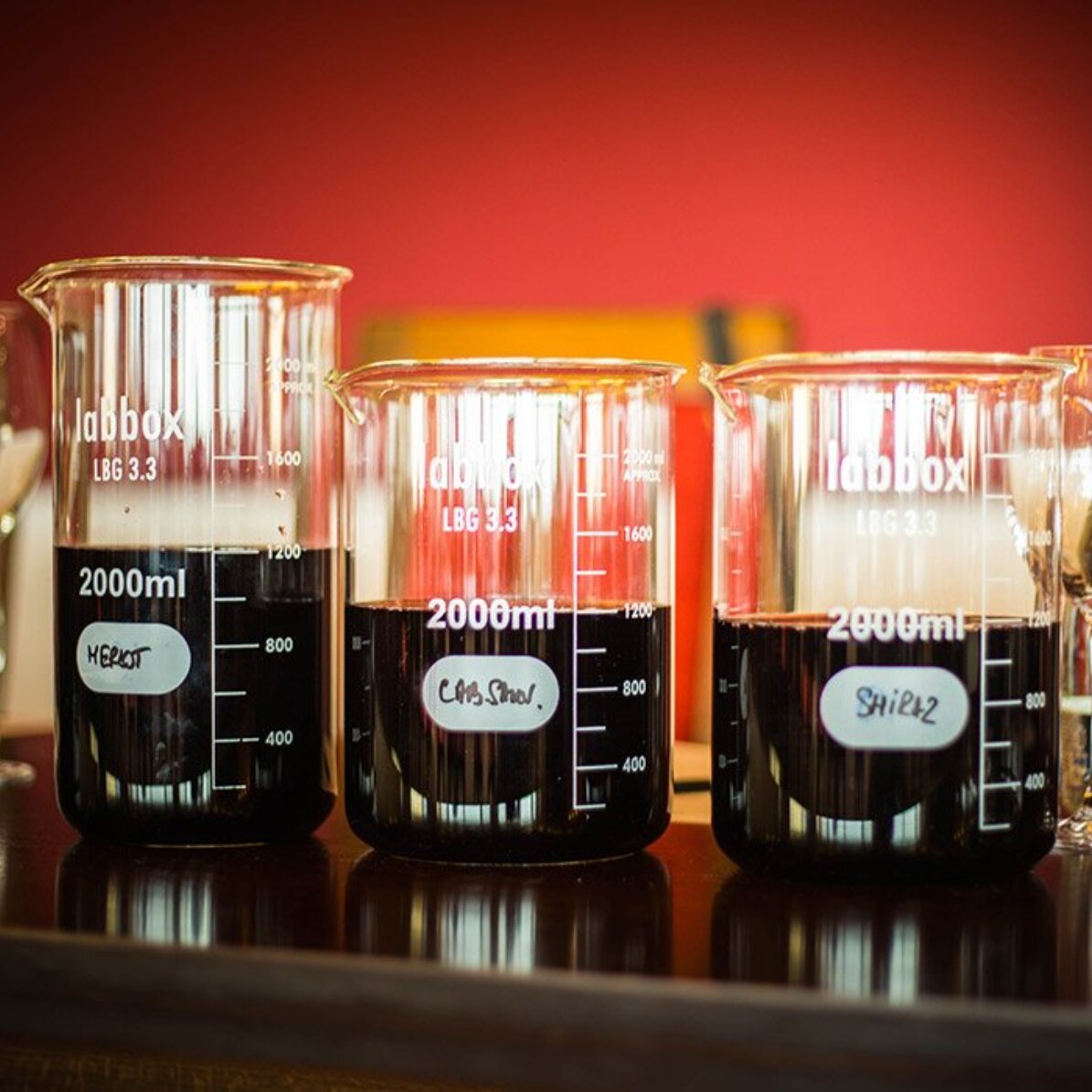 Experiență cadou  - Degustare de vin pentru 2 persoane și turul cramei Budureasca