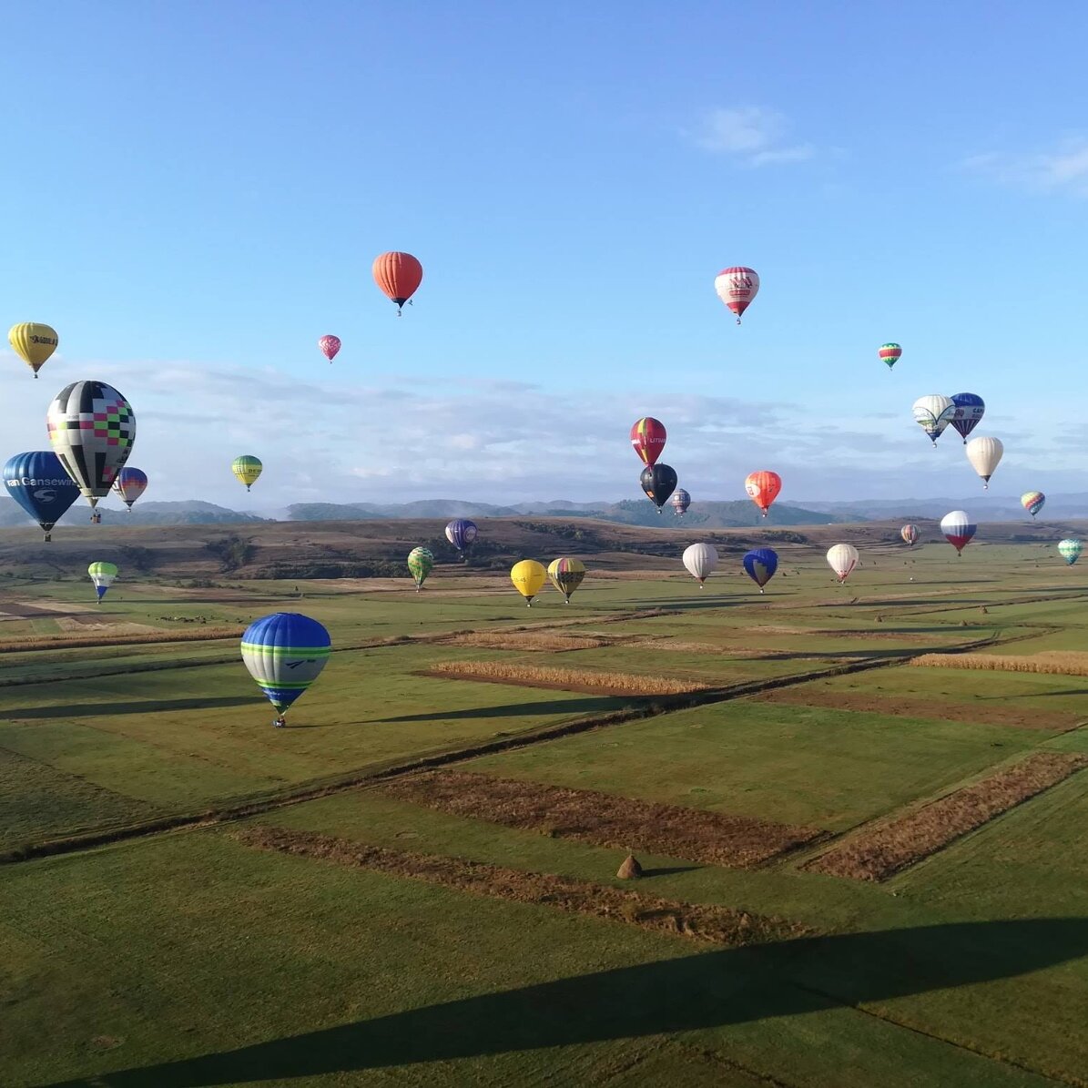 Experiență cadou la înălțime - Zbor cu balonul cu aer cald 