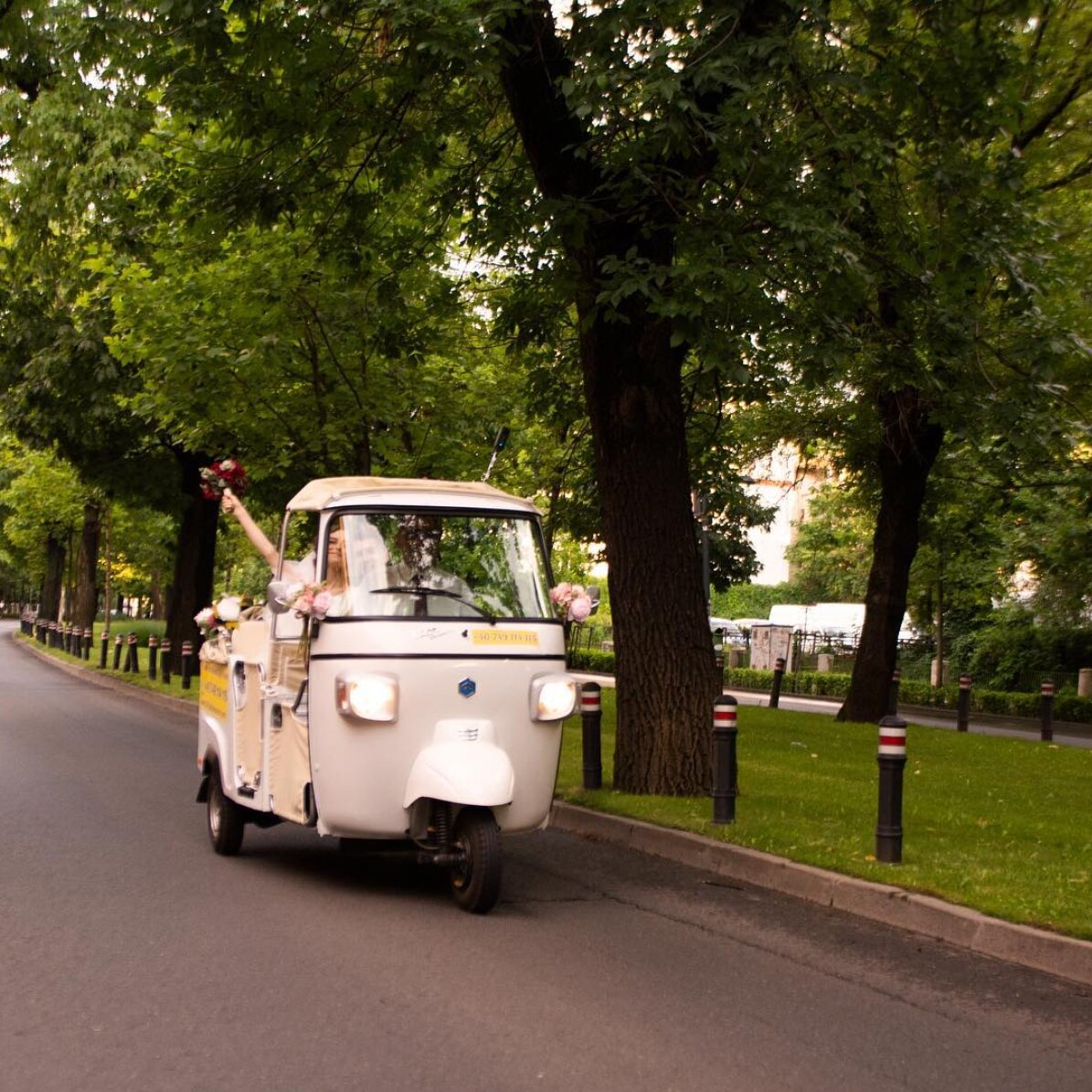 Experiență cadou pentru cuplu - Plimbare romantică cu TukTuk-ul în București