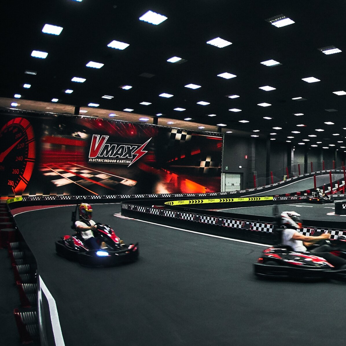 Experiență cadou plină de adrenalină - Sesiuni de Karting indoor în București