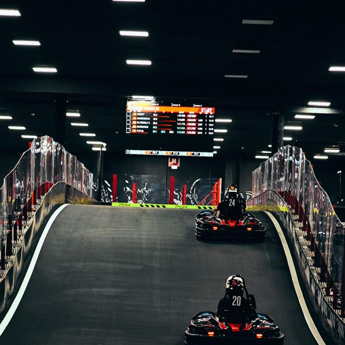 Experiență cadou plină de adrenalină - Sesiuni de Karting indoor în București