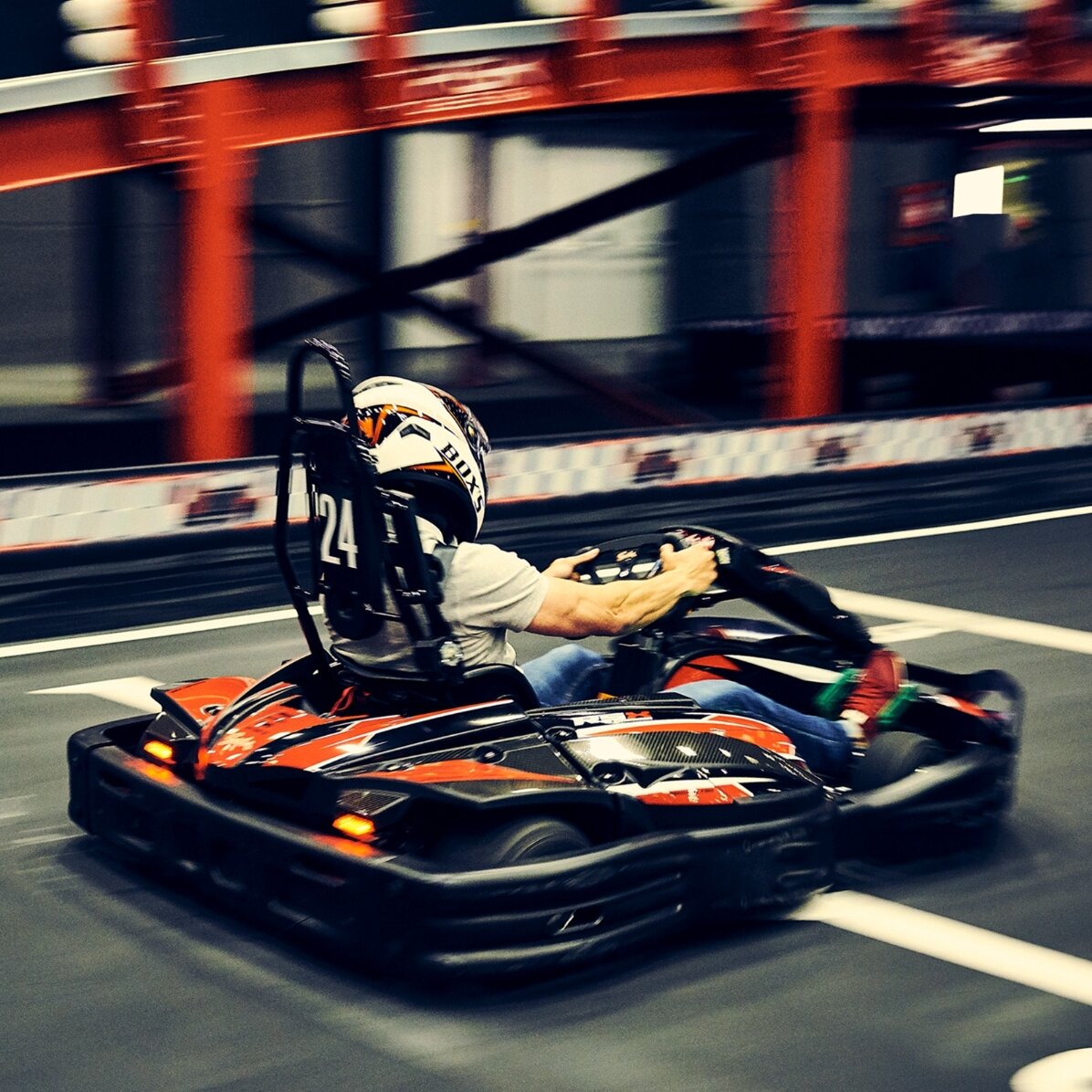 Experiență cadou plină de adrenalină - Sesiuni de Karting indoor în București