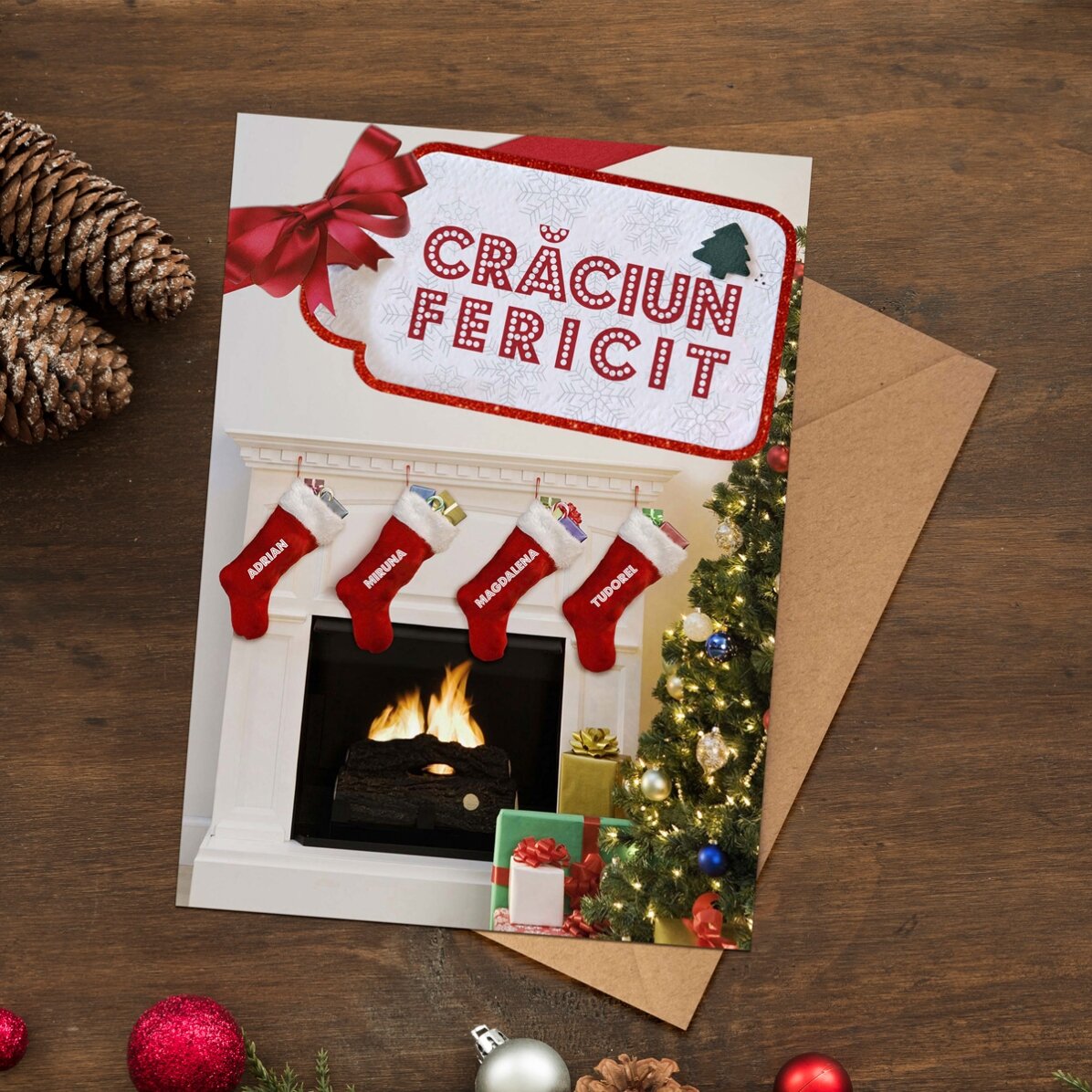 Felicitare magnetică personalizată cu text de Crăciun - Șosete pe șemineu