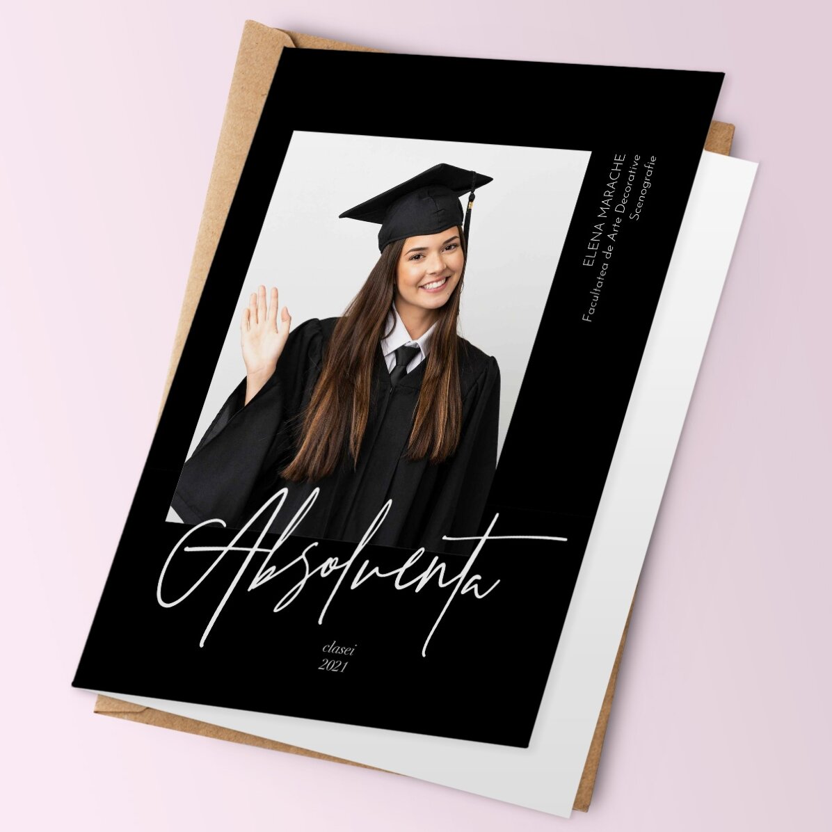 Felicitare personalizată cu o fotografie și text pentru absolvire