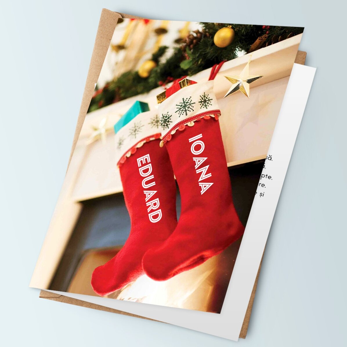Felicitare personalizată de Crăciun - șosete pe șemineu