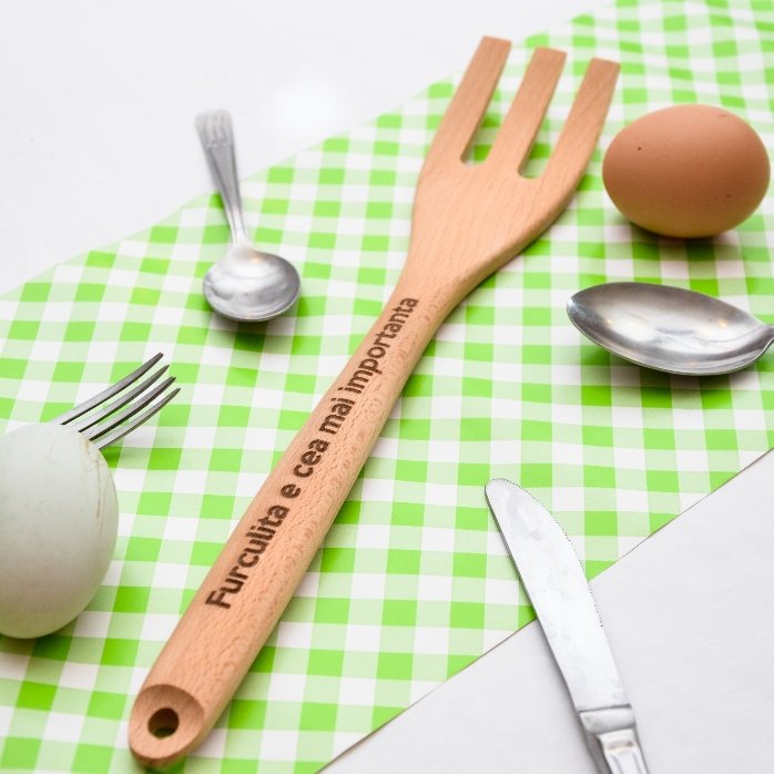 Furculită de lemn personalizată