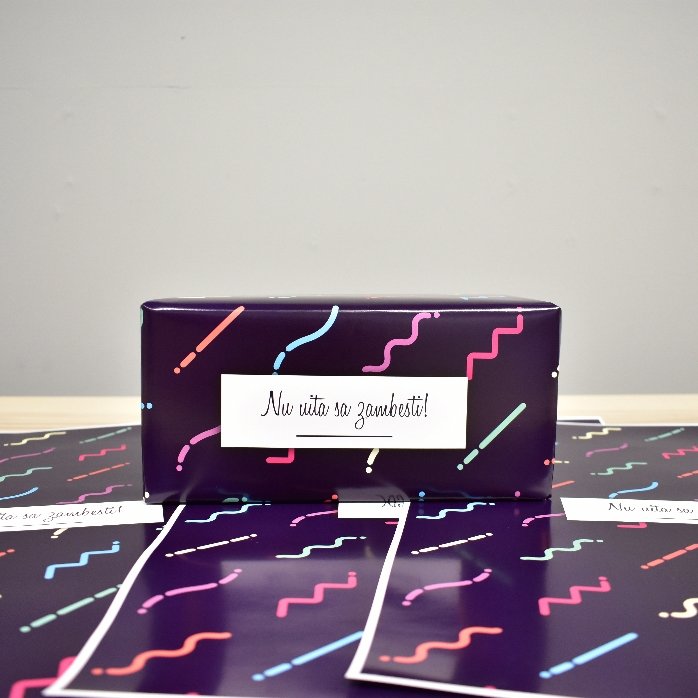 Hârtie de împachetat cadouri personalizată cu text în chenar, fundal mov închis