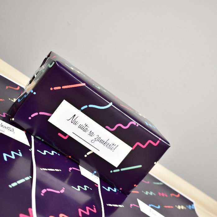 Hârtie de împachetat cadouri personalizată cu text în chenar, fundal mov închis