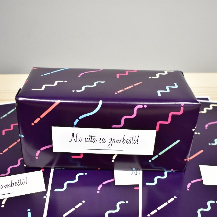 Hârtie de împachetat cadouri personalizată cu text în chenar, fundal mov închis