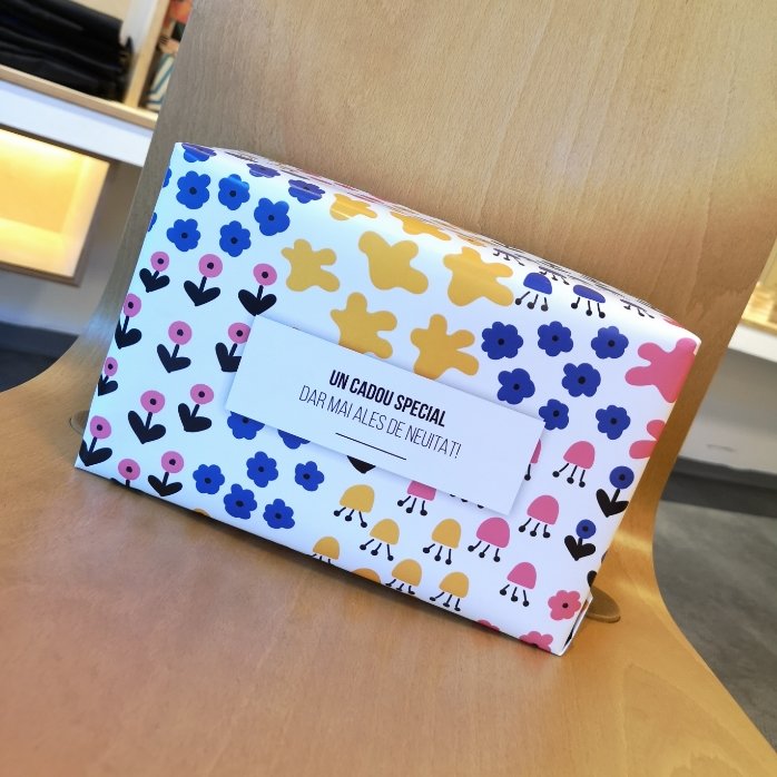 Hârtie de împachetat cadouri personalizată cu text - Model colorat