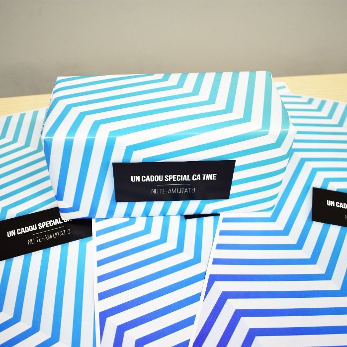 Hârtie de împachetat cadouri personalizată - model blue gradient cu text în chenar negru