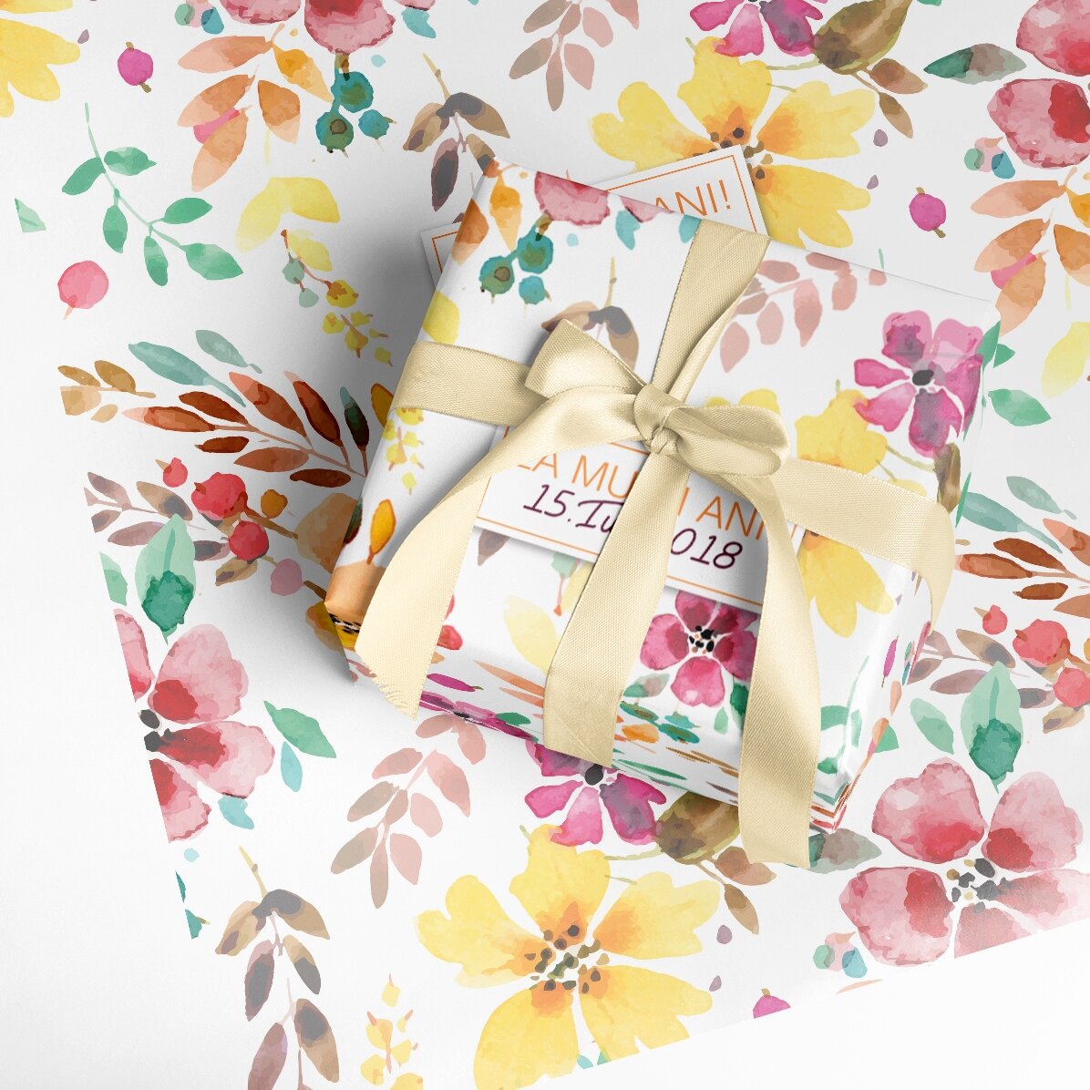 Hârtie de împachetat cadouri personalizată - model floral, cu text în chenar