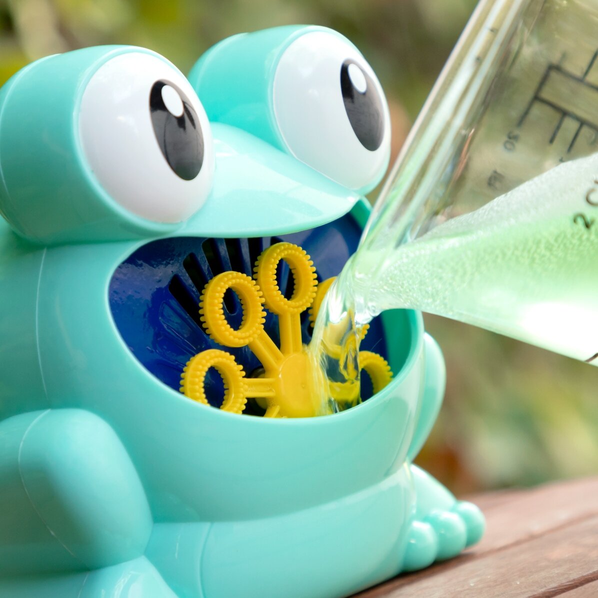 Jucărie broscuță cu difuzor de baloane 